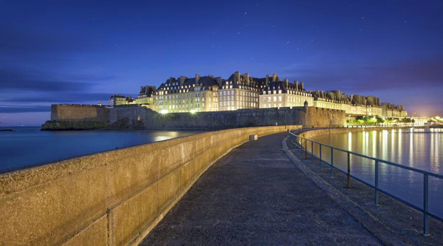 Onze autoverhuurservices bieden een gevarieerde selectie van voertuigen in Saint-Malo.